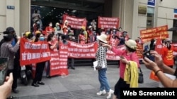 Người dân căng biểu ngữ đòi trả lại tiền mua trái phiếu trước chi nhánh ngân hàng SCB ở Hà Nội