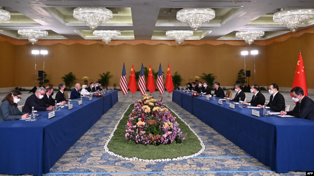 美国总统拜登（左）和中国国家主席习近平（右） 2022 年 11 月 14 日在印度尼西亚度假胜地巴厘岛出席 G20 峰会期间会晤。(photo:VOA)