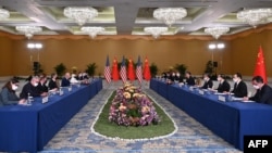 美国总统拜登和中国国家主席习近平率领双方主要官员 在印度尼西亚度假胜地巴厘岛G20峰会前举行会晤，中国驻美大使秦刚缺席了这次重要会晤。（2022年11月14日）