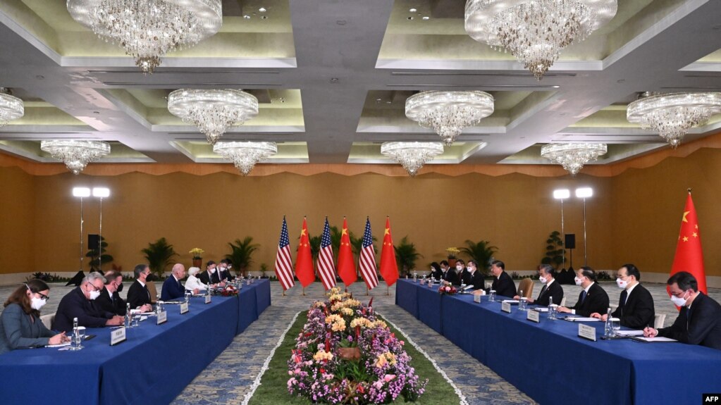 美国总统拜登（左）和中国国家主席习近平（右） 2022 年 11 月 14 日在印度尼西亚度假胜地巴厘岛出席 G20 峰会期间会晤。(photo:VOA)
