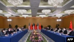 美国总统拜登（左）和中国国家主席习近平（右） 2022 年 11 月 14 日在印度尼西亚度假胜地巴厘岛出席 G20 峰会期间会晤。