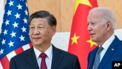 Prezidan Joe Biden, a dwat, kanpe ak Prezidan Lachin Xi Jinping anvan yon rankont nan Bali, Endonezi kote rankont o some G20 an ap dewoule, 14 Nov. 2022. 