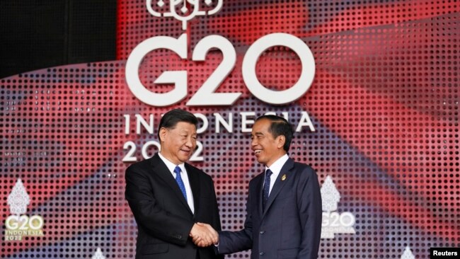 Presiden China Xi Jinping bersalaman dengan Presiden Joko Widodo ketika ia tiba untuk menghadiri KTT G20 di Nusa Dua, Bali, pada 15 November 2022. (Foto: Reuters/Kevin Lamarque)