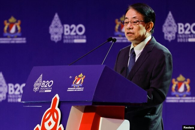 Presiden Asian Development Bank (ADB) Masatsugu Asakawa berpidato tentang Mempromosikan Investasi Berkelanjutan untuk Mencapai Netralitas Karbon, selama KTT B20, menjelang KTT G20 di Nusa Dua, Bali, 13 November 2022. (REUTERS/Willy Kurniawan)