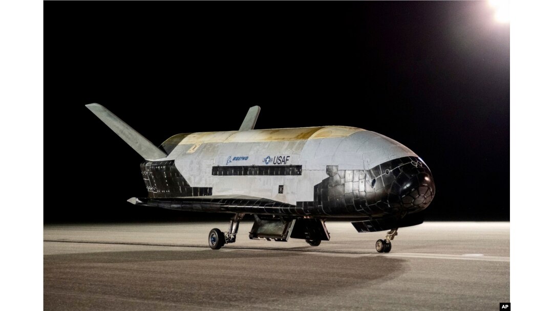 Kendaraan Uji Orbital (OTV) X-37B buatan Boeing di Kennedy Space Center NASA di Florida pada Sabtu, 12 November 2022. (Foto: via AP)