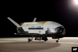 Kendaraan Uji Orbital (OTV) X-37B buatan Boeing di Kennedy Space Center NASA di Florida pada Sabtu, 12 November 2022. (Foto: via AP)