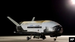 资料照片：在NASA位于佛罗里达州的肯尼迪太空中心看到的波音公司制造的X-37B无人太空飞机。(2022年11月12日)