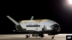 Pesawat antariksa tak berawak yang mengudara di orbit X-37B milik Boeing ditampilkan di markas NASA di Kennedy Space Center di Florida, pada 12 November 2022. (Foto: Boeing /U.S. Space Force via AP)