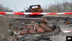 ১২ নভেম্বর, ২০২২ তারিখে, ইউক্রেনের মাইকোলাইভ অঞ্চলে ইউক্রেনীয় সৈন্য ও রাশিয়ান হানাদারদের মধ্যে যুদ্ধের পর একটি পোড়া সামরিক গাড়ি রাস্তার পাশে পড়ে থাকতে দেখা যাচ্ছে।