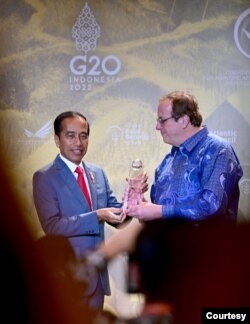 Presiden Joko Widodo menerima anugerah Global Citizen Award dari Atlantic Council, di Bali, Minggu malam (13/11). (Setpres RI)