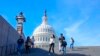 Dengan latar belakang US Capitol, orang-orang berjalan menuruni tangga pada Hari Pemilihan di Washington, Selasa, 8 November 2022. (Foto: AP/Mariam Zuhaib)