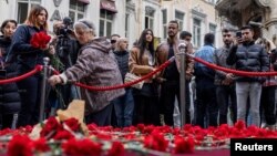 Qytetarët hedhin lule në vendin e shpërthimit të së dielës në Stamboll