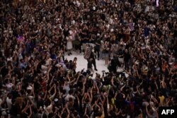 资料照：香港民众在一处商场内跟着演奏者合唱“GLORY TO HONG KONG”，即反修例歌曲《愿荣光归香港》的英文歌曲。（2019年9月11日）