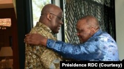 Mokonzi ya kala ya Kenya Uhuru Kenyatta (D) ayambani na mokonzi ya Ekolo Congo démocratique (RDC) Félix Tshisekedi na Kinshasa, 13novembre 2022. (Présidence RDC)