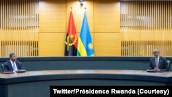 Président Paul Kagame ya Rwanda (D) ayambi ma mesa ya molayi président Joao Lourenço ya Angola mpe mokambi ya CIRGL (Likita lya bikolo bya bitima minene to Grands lacs), na Urugwiro village, Rwanda, 11 sanza ya zomi na moko 2022. (Twitter/Présidence Rwand