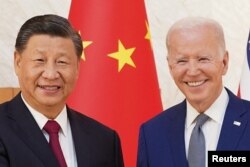 Presiden AS Joe Biden berjabat tangan dengan Presiden China Xi Jinping saat mereka bertemu di sela-sela KTT para pemimpin G20 di Bali, 14 November 2022. (Foto: REUTERS/Kevin Lamarque)