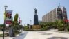 Vista geral do Largo da Independência com a estátua do primeiro Presidente de Angola, António Agostinho Neto.