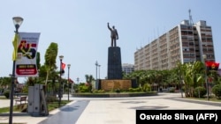 Vista geral do Largo da Independência com a estátua do primeiro Presidente de Angola, António Agostinho Neto.