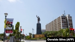 Vista geral do Largo da Independência com a estátua do primeiro Presidente de Angola, António Agostinho Neto.