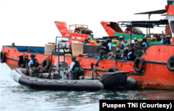Prajurit Kopaska TNI AL berlatih dalam skenario pemeriksaan dan penggeledahan kapal. (Foto: Courtesy/Puspen TNI)