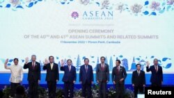 동남아시아국가연합(ASEAN) 정상들이 11일 정상회의 개막 행사에서 사진 촬영을 위해 단상에 모여 있다.