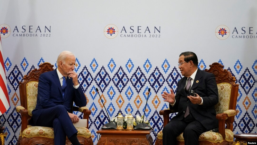Presiden AS Joe Biden bertemu dengan PM Kamboja Hun Sen di Phnom Penh (12/11).