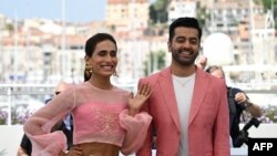 দক্ষিণ ফ্রান্সের কান-এ, কান চলচ্চিত্র উৎসবের ৭৫তম সংস্করণে ‘’জয়ল্যান্ড’’ চলচ্চিত্রের জন্য একটি ফটো শুটে অংশ নেন অভিনেত্রী আলিনা খান, বামে, এবং পরিচালক সায়েম সাদিক, ২২ মে, ২০২২। 