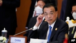 中国国务院总理李克强在柬埔寨金边举行的东盟-中国领导人会议上发表讲话。(2022年11月11日)