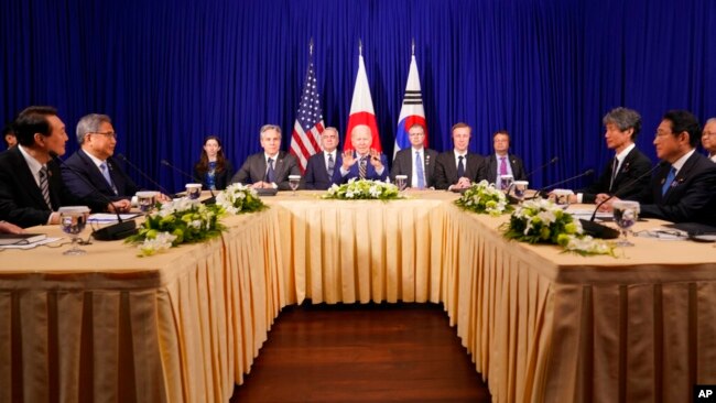 조 바이든 대통령과 윤석열 한국 대통령, 기시다 후미오 일본 총리가 지난달 13일 캄보디아 수도 프놈펜에서 3국 정상회담을 개최했다.