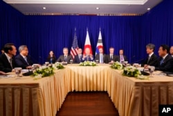 조 바이든 대통령과 윤석열 한국 대통령, 기시다 후미오 일본 총리가 지난해 11월 캄보디아 수도 프놈펜에서 3국 정상회담을 개최했다.