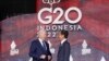 Presiden AS Joe Biden menyapa Presiden Joko Widodo ketika ia tiba untuk menghadiri KTT G20 di Nusa Dua, Bali, pada 15 November 2022. (Foto: Reuters/Kevin Lamarque)