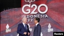 Presiden AS Joe Biden menyapa Presiden Joko Widodo ketika ia tiba untuk menghadiri KTT G20 di Nusa Dua, Bali, pada 15 November 2022. (Foto: Reuters/Kevin Lamarque)