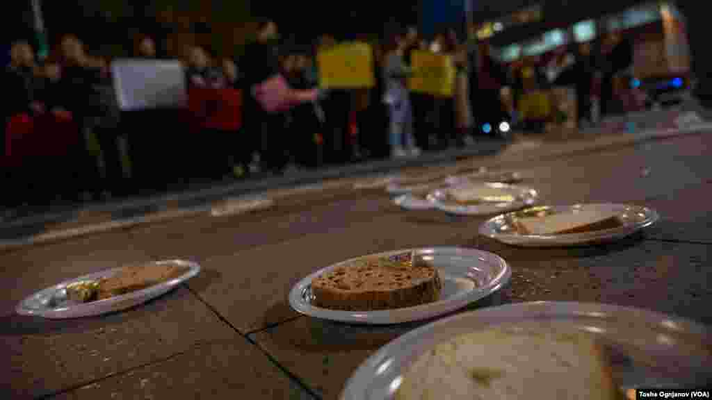 Со оставање чинии пред Собранието, стотината студенти на денешниот протест ги повикаа пратениците да ги заменат оброците.&nbsp;