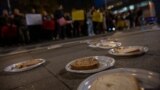 Со оставање чинии пред Собранието, стотината студенти на денешниот протест ги повикаа пратениците да ги заменат оброците.&nbsp;