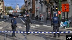 Petugas polisi memblokade lokasi di mana dua rekan mereka ditikam dengan pisau saat bertugas di Brussel, Belgia, Jumat 11 November 2022.