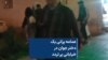 عمامه پرانی یک دختر جوان در خیابانی پر تردد
