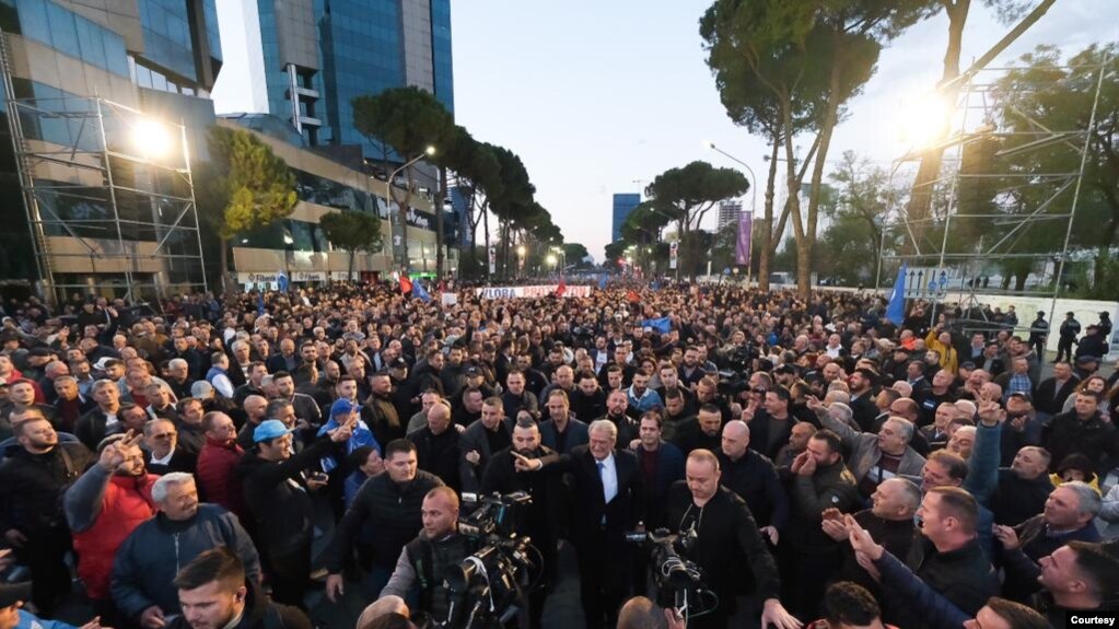 Protesta e opozitës para selisë së Qeverisë