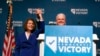 La sénatrice du Nevada Catherine Cortez Masto, aux côtés du gouverneur sortant Steve Sisolak, lors d'une soirée électorale organisée par le parti démocratique du Nevada, mardi 8 novembre 2022, à Las Vegas. 