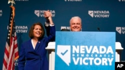 La senadora Catherine Cortez Masto, demócrata por Nevada, a la izquierda, reacciona junto al gobernador de Nevada, Steve Sisolak, durante una fiesta de la noche de las elecciones organizada por el Partido Demócrata de Nevada, el 8 de noviembre de 2022, en Las Vegas.