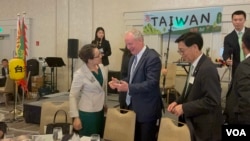 台湾驻美代表萧美琴(左前）与美国马里兰州民主党联邦参议员克里斯·范·霍伦2022年11月12日在华府台湾同乡会感恩节餐会中交谈。(美国之音锺辰芳拍摄）