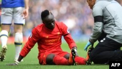 Sadio Mané avandi na nse mpo na kozwa lisalisi lya minganga ntango azalaki kobeta na Liverpool na match na Everton na Anfield, Liverpool, Angleterre, 1er avril 2017.