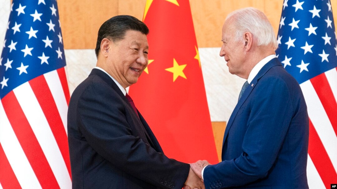 Arhiv - Američki predsjednik Joe Biden rukuje se sa kineskim predsjednikom Xi Jinpingom na marginama samita G20 u Indoneziji. (Foto: AP/Alex Brandon)