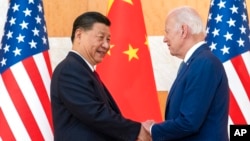 Arhiv - Američki predsjednik Joe Biden rukuje se sa kineskim predsjednikom Xi Jinpingom na marginama samita G20 u Indoneziji. (Foto: AP/Alex Brandon)