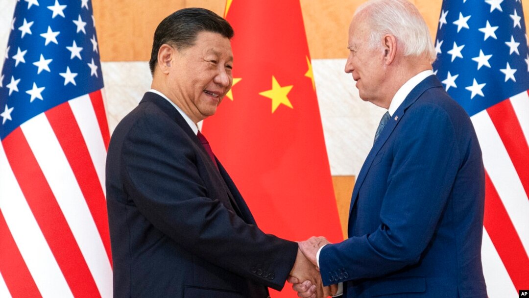 Presiden AS Joe Biden, kanan, dan Presiden China Xi Jinping berjabat tangan sebelum pertemuan di sela-sela KTT G-20, di Bali, 14 November 2022. (Foto: AP)