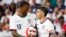 Foto Achiv: Christian Pulisic a dwat remet balon an bay Haji Wright anvan yon chout penalite pandan match amikal seleksyon nasyonal Etazini ak Mawok, Lendi 1 Jyen 2022 nan vil Cincinnati. 
