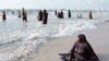 Seorang perempuan tampak duduk bersantai di pantai Lido di Mogadishu, Somalia, pada 11 November 2022. (Foto: AFP/Guy Peterson)