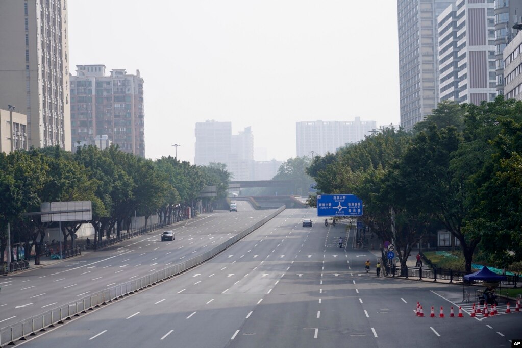 中国广东广州被封的海珠区空荡荡的街道。（2022年11月11日）(photo:VOA)
