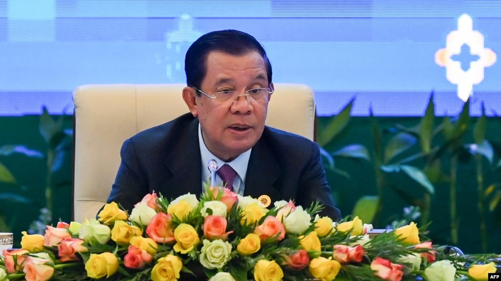 រូបឯកសារ៖ លោក​នាយករដ្ឋមន្ត្រី​ ហ៊ុន សែន ថ្លែង​សុន្ទរកថាក្នុង​សន្និសីទ​សារព័ត៌មាន​មួយ​នៅ​ក្នុង​ពិធី​បិទ​កិច្ចប្រជុំ​កំពូល​អាស៊ាន​លើក​ទី ៤០ និង​ទី៤១ នៅ​រាជធានី​ភ្នំពេញ ថ្ងៃទី ១៣ ខែវិច្ឆិកា ឆ្នាំ២០២២។ 