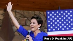 Kandidat gubernur dari Partai Republik Kari Lake melambaikan tangan kepada pendukungnya dalam acara kampanye di Queen Creek, Ariz., Rabu, 5 Oktober 2022. Lake akan menghadapi Katie Hobbs dari Partai Demokrat dalam pemilihan umum pada November. (Foto: AP)