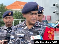 Panglima Komando Armada II Laksda TNI Dr. TSNB Hutabarat di KRI Surabaya di Pelabuhan Benoa Bali, Minggu (13/11). (Foto: VOA/Ahadian Utama)